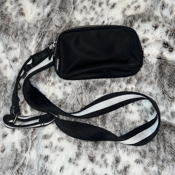 lululemon athletica Other - Lululemon Everywhere Crossbody Bag